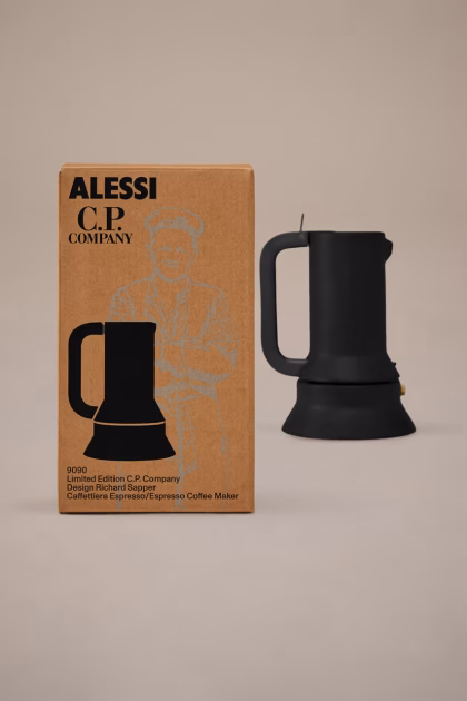 C.P. Company x Alessi : quand mode technique et design italien se rencontrent autour d’un service à café d’exception