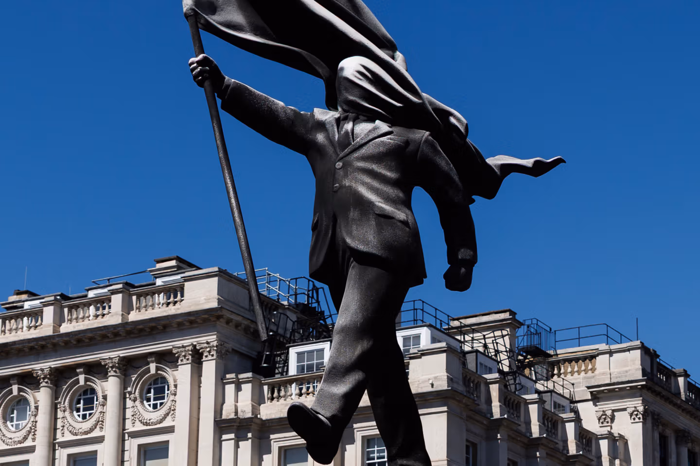 Banksy frappe au cœur de Londres avec une sculpture au message politique puissant