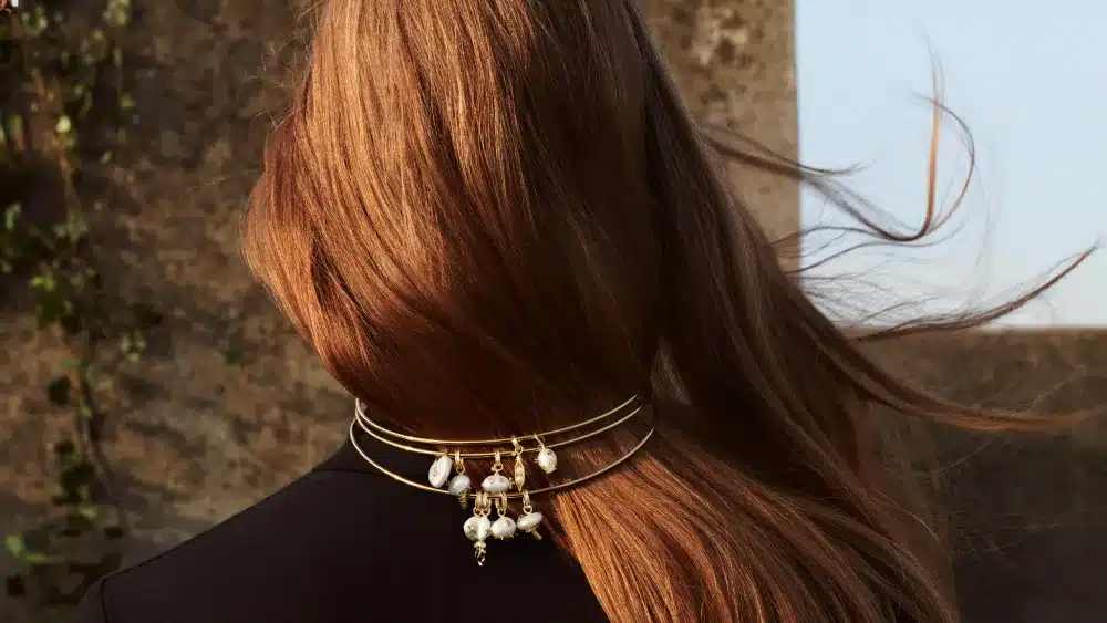 Pandora lance « Pandora Wonders » avec Harry Lambert et une collection de charms en perles baroques