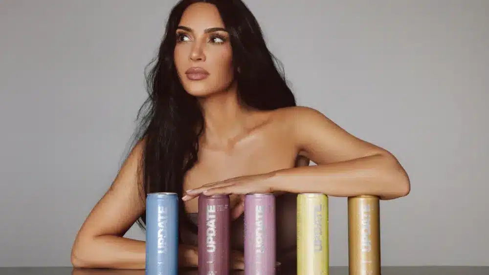 Kim Kardashian dévoile UPDATE Energy Drink, une boisson énergisante nouvelle génération avec une campagne satirique