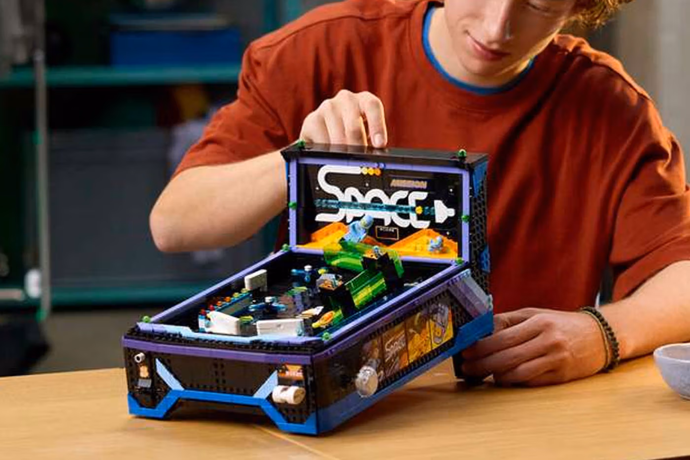 LEGO Icons Arcade Pinball Machine : le premier flipper LEGO fonctionnel fait sensation avec ses 2 274 pièces