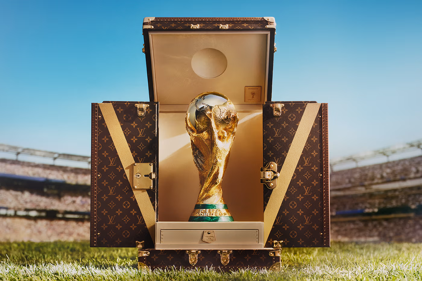 Louis Vuitton dévoile la malle officielle du trophée de la Coupe du Monde de la FIFA 2026
