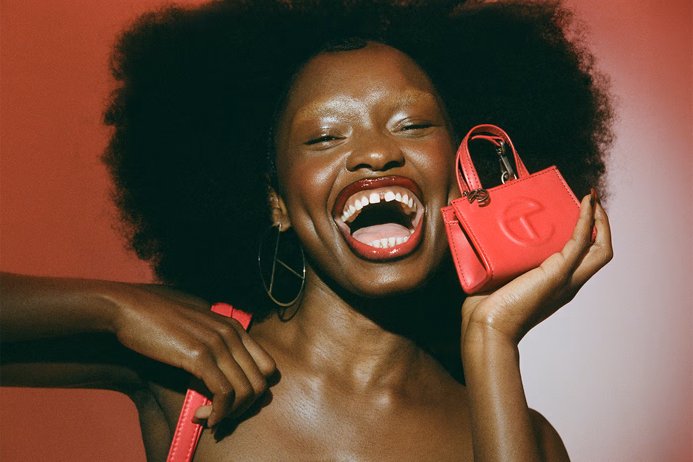 Telfar lance le Baby Bag Charm, une version miniature de son cabas iconique