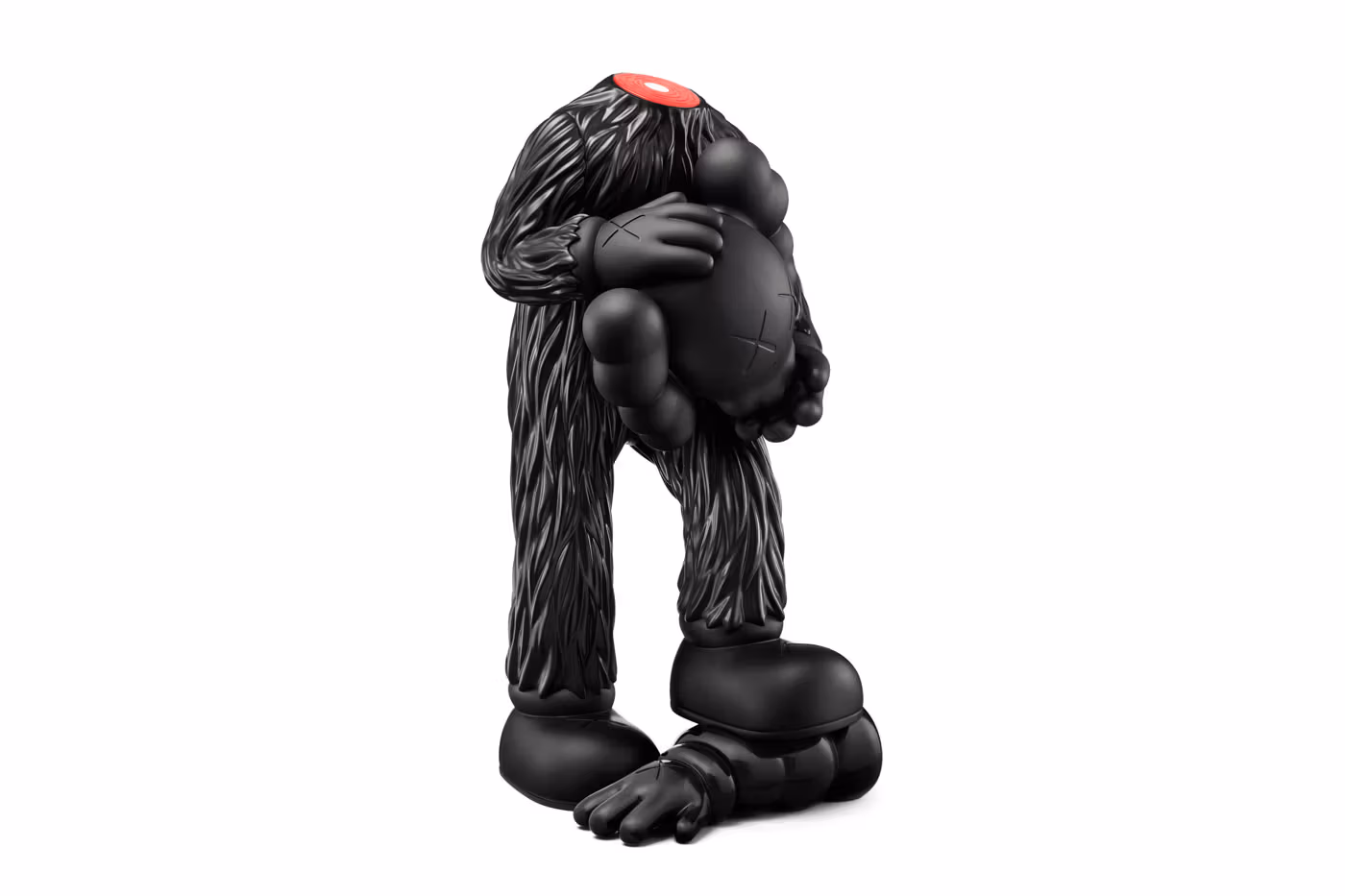 KAWS présente « FELLOWS », une nouvelle figurine en vinyle au design sombre et minimaliste