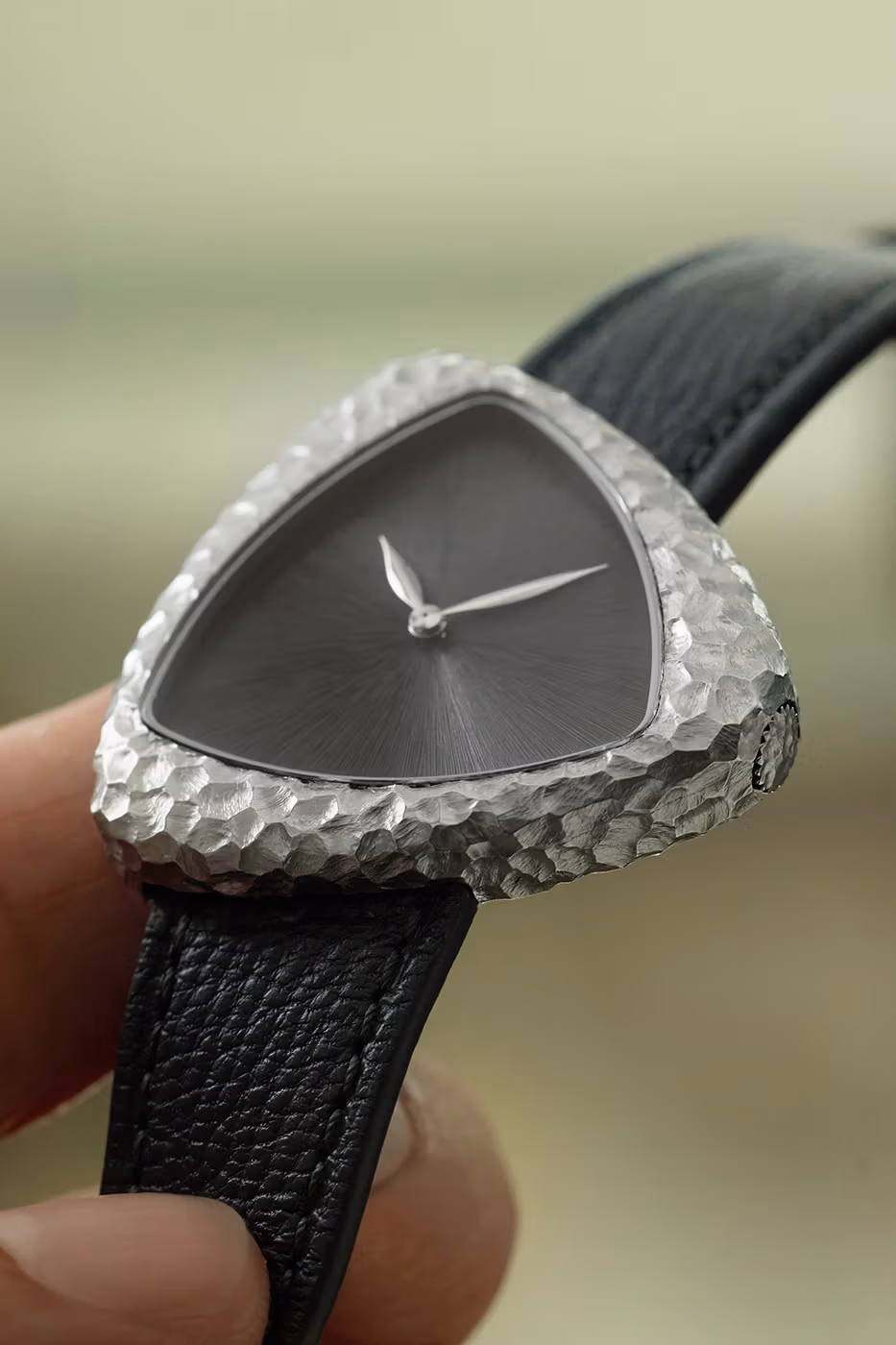 Anoma réinvente l’artisanat préhistorique avec la A1 Prehistoric, une montre entièrement ciselée à la main