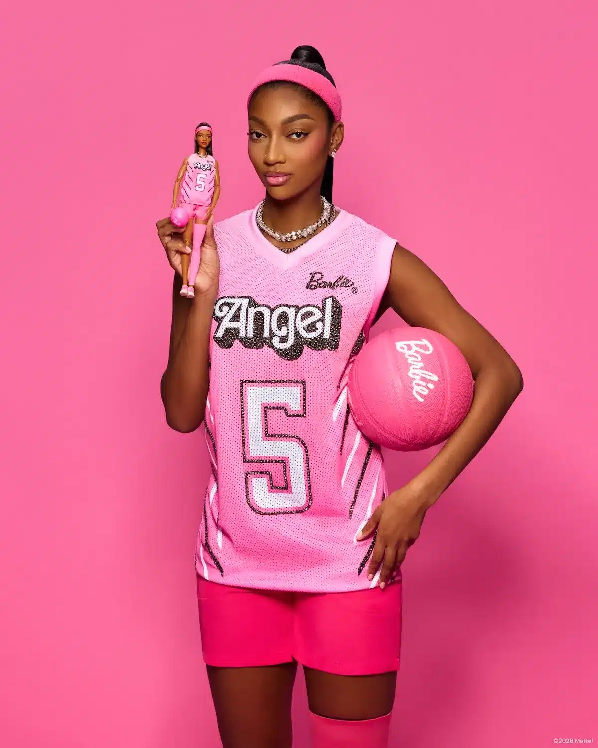 Reebok Angel Reese 1 « Barbie » : une sneaker exclusive lancée avec une poupée Barbie Signature