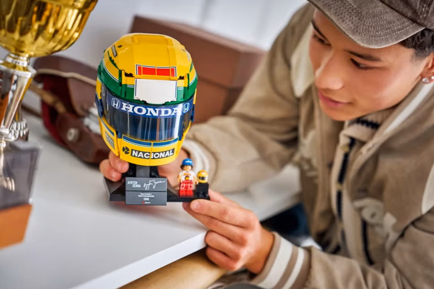 LEGO rend hommage à Ayrton Senna avec un casque de F1 de 931 pièces