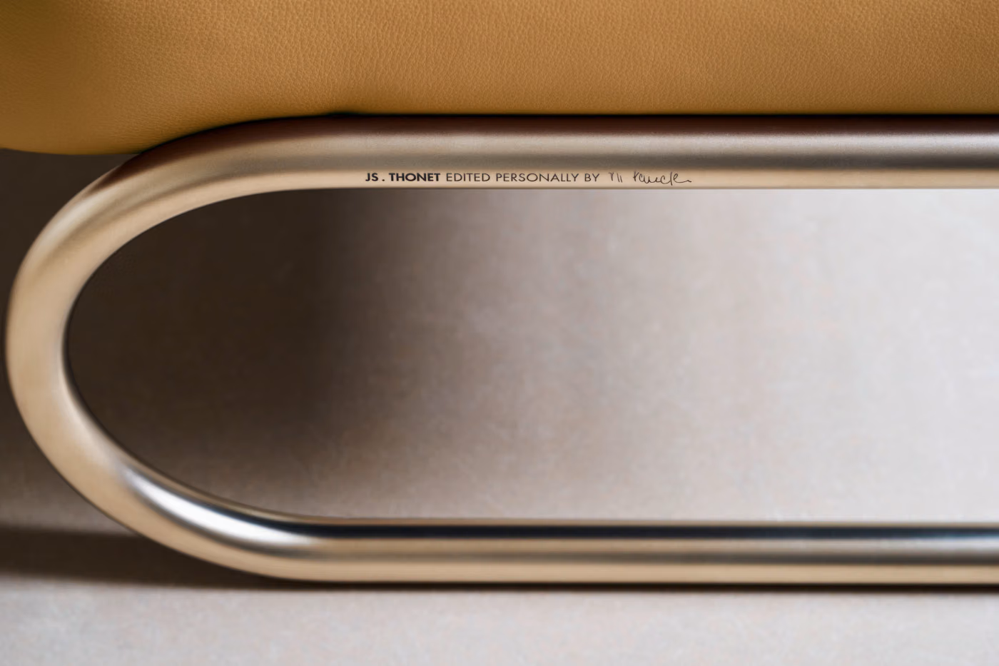 Jil Sander x Thonet : la collection JS. THONET s’agrandit avec un fauteuil iconique et une table au design Bauhaus