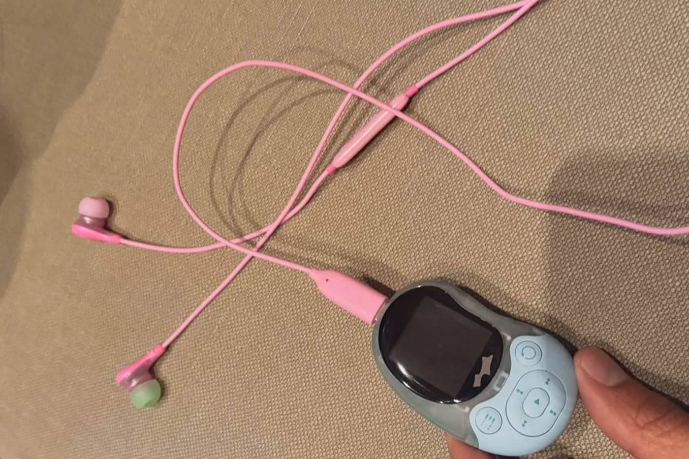 Justin Bieber tease le futur lecteur MP3 SKYLRK au style Y2K