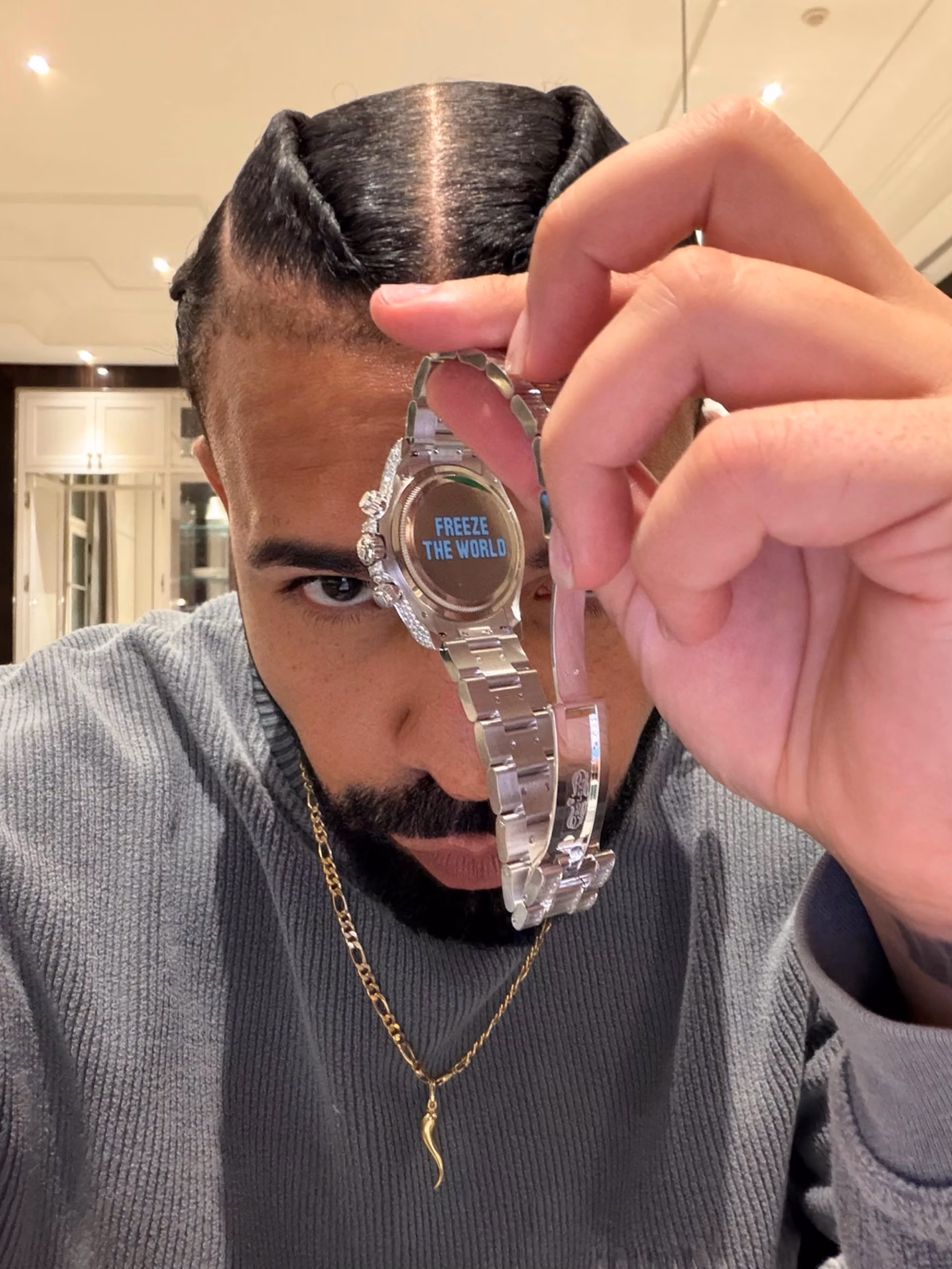 Drake dévoile une Rolex Daytona « Ice Gradient » unique au monde pour célébrer son année 2026