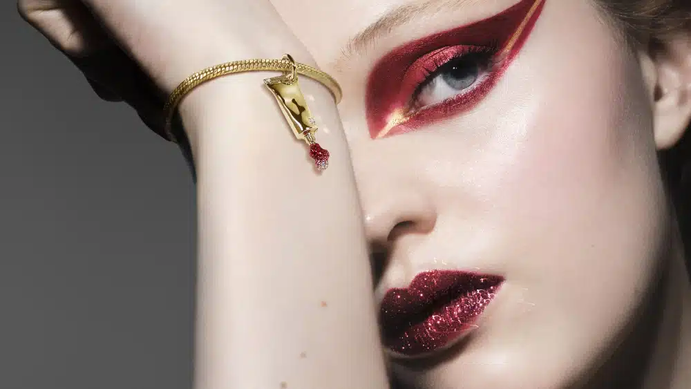 Pandora s’associe à Dame Pat McGrath pour une collection de bijoux inspirée de la beauté