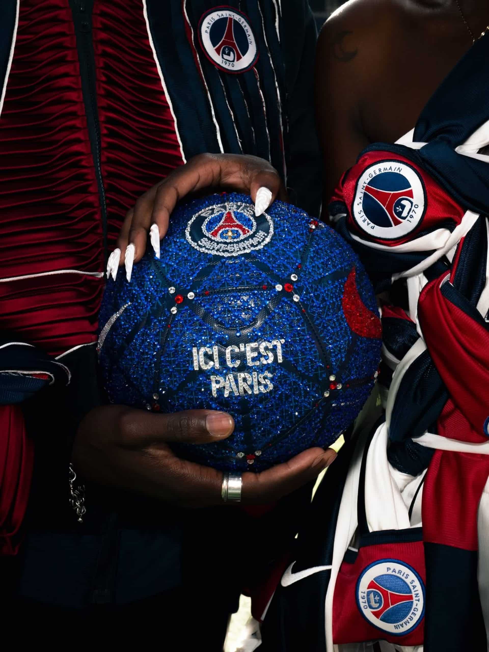 FREAKY DEBBIE « DESTROY TO REBUILD » : QUAND L’ART, LA MODE ET LE PARIS SAINT-GERMAIN SE RENCONTRENT