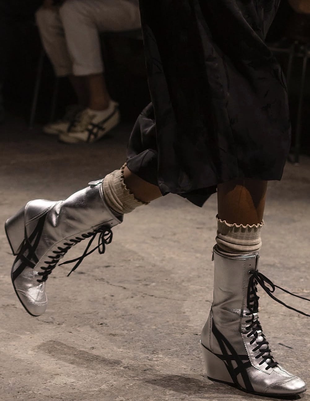 Onitsuka Tiger transforme ses sneakers iconiques en chaussures à talons à Milan
