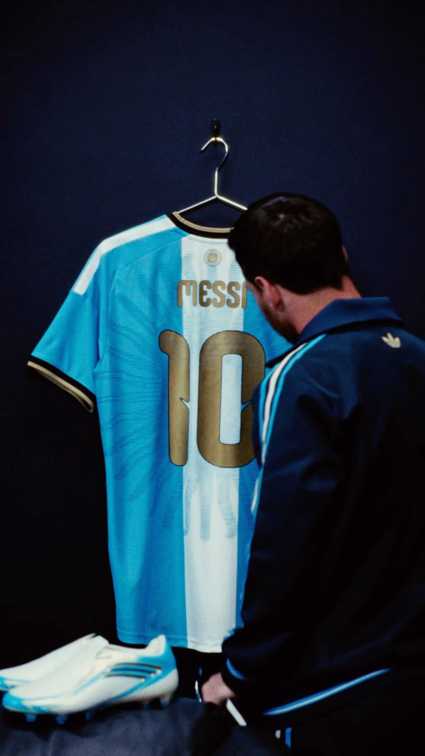ADIDAS CÉLÈBRE LES ADIEUX DE LIONEL MESSI À L’ARGENTINE AVEC UN MAILLOT SPÉCIAL