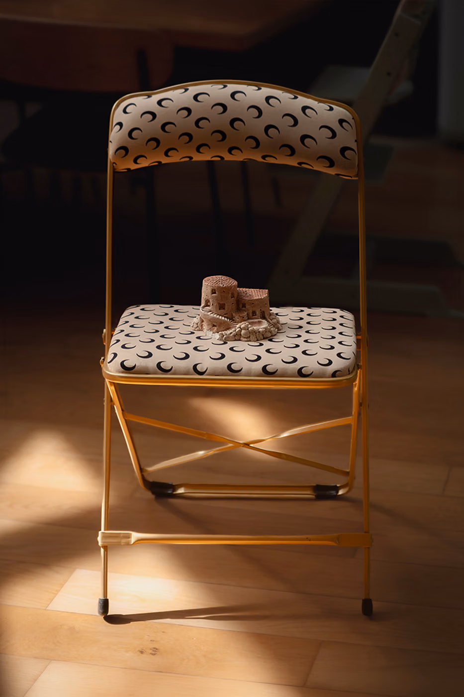 Marine Serre et Chaisor réinventent la chaise pliante française avec le motif Moon