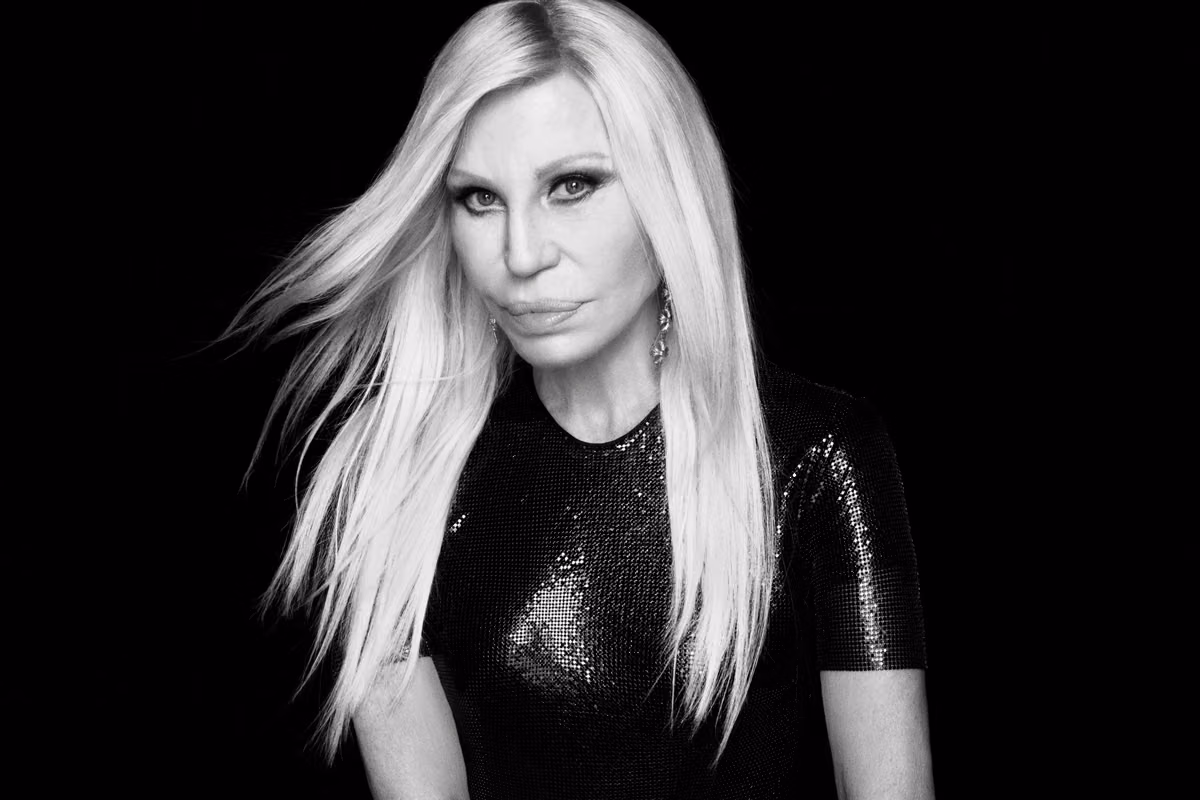 Donatella Versace lance une nouvelle marque avec Revolve