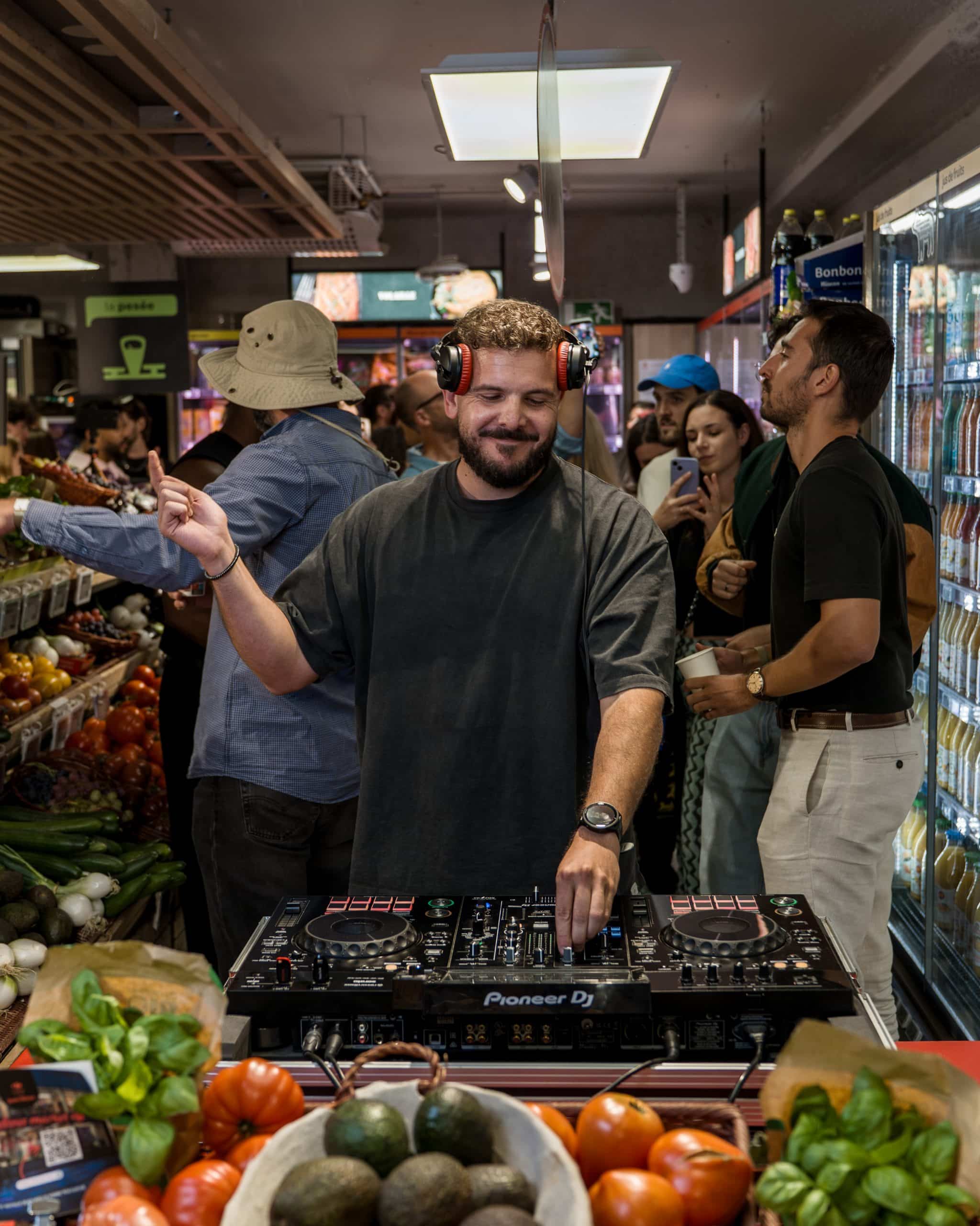 Lost Socks Sessions : DJ Jem’s transforme le rayon fruits et légumes du Carrefour Market Jean Rieux en dancefloor