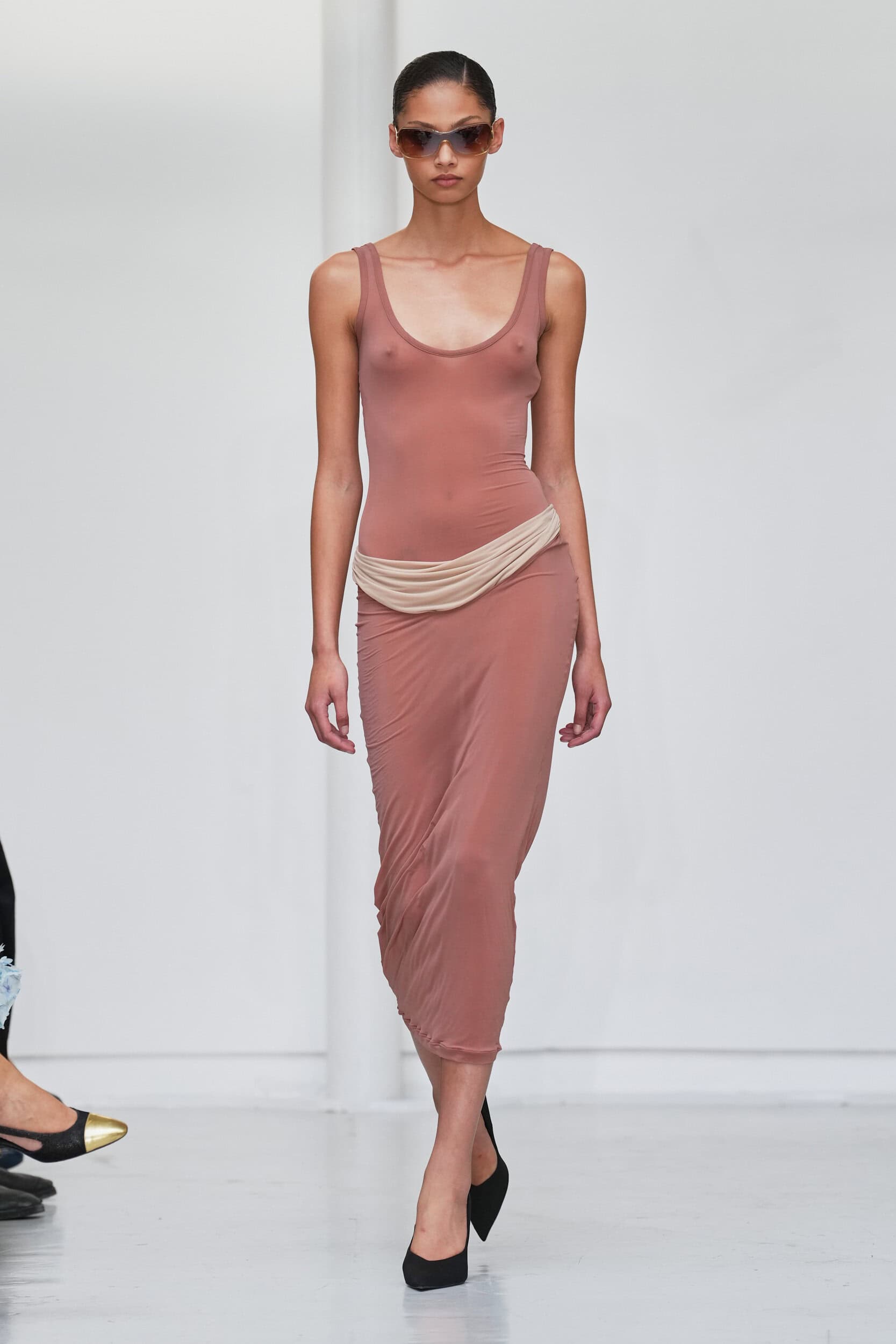 Burç Akyol PE 2027 : une garde-robe sensuelle pensée pour une vie en mouvement