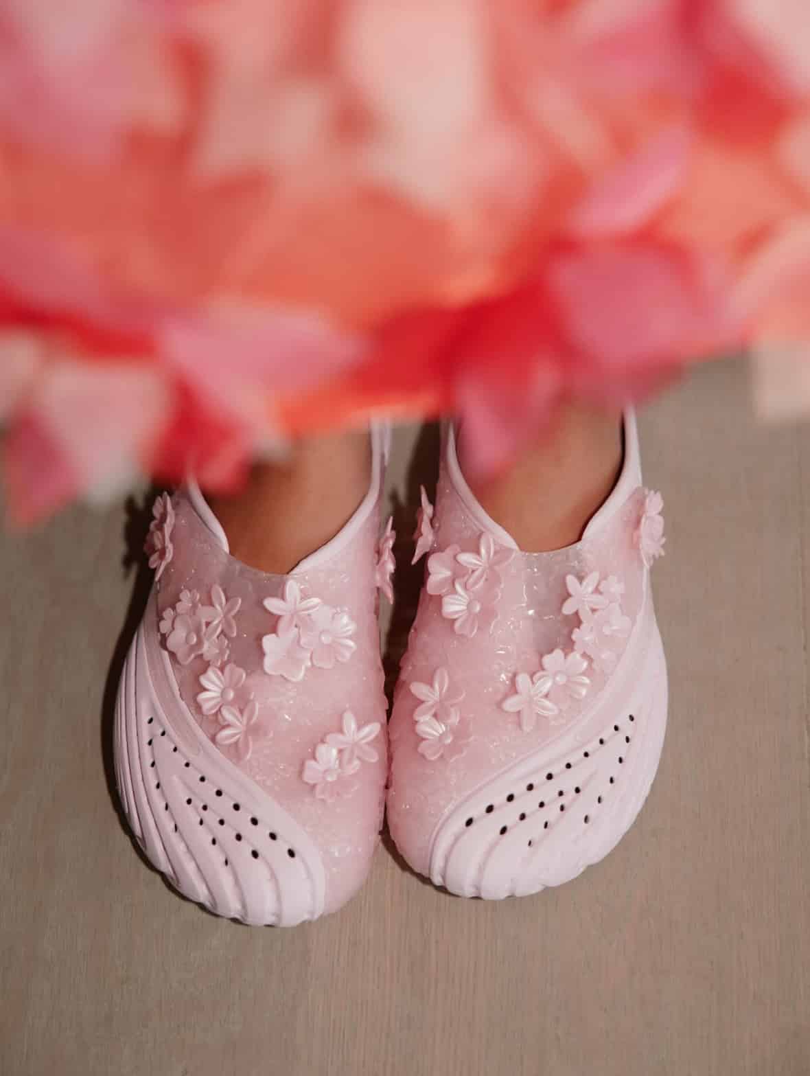 Susan Fang x Crocs Echo Blume : une mule sculpturale dévoilée à la Fashion Week de Londres
