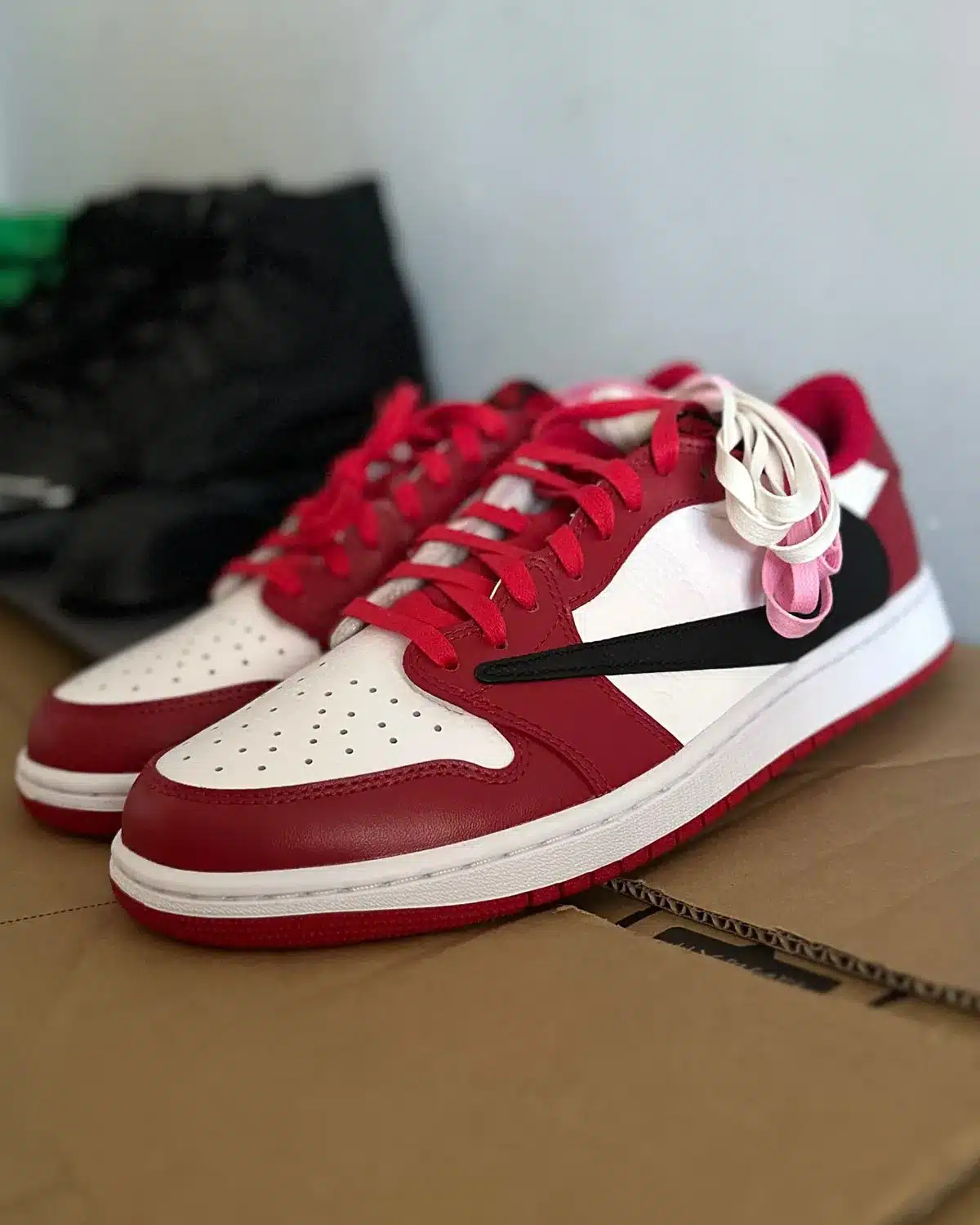 Travis Scott x Air Jordan 1 Low OG : une version « Chicago » revisitée serait prévue pour 2027