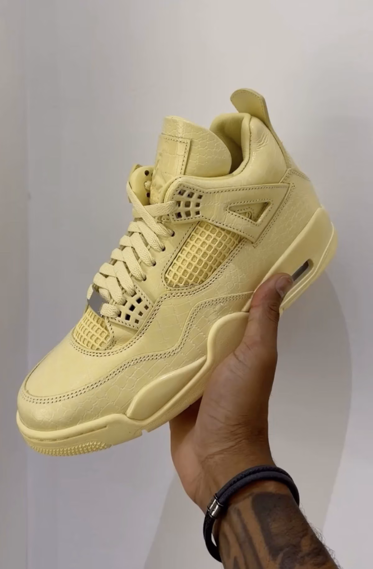 J Balvin dévoile sa Air Jordan 4 « Lemonade » sur la scène de la Coupe du Monde