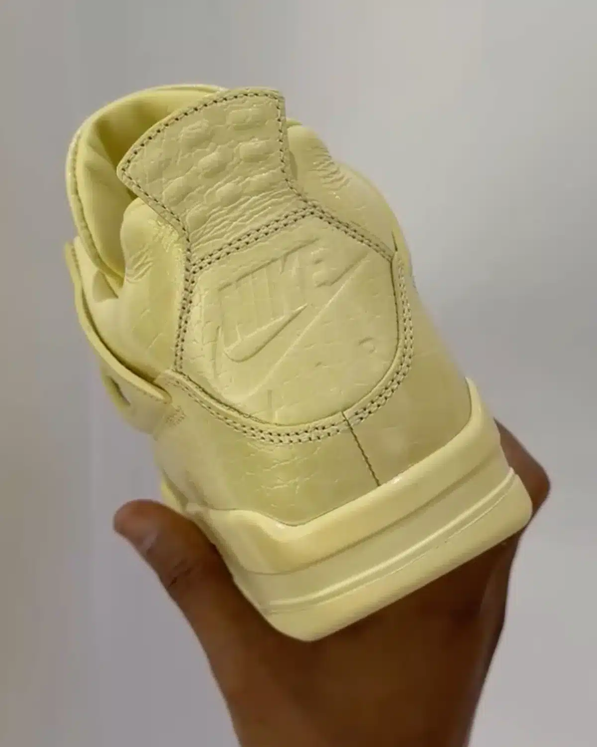 J Balvin dévoile sa Air Jordan 4 « Lemonade » sur la scène de la Coupe du Monde, photo 2