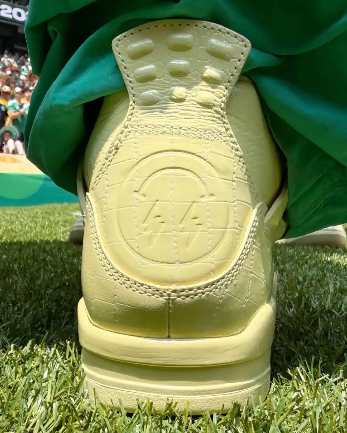 J Balvin dévoile sa Air Jordan 4 « Lemonade » sur la scène de la Coupe du Monde, photo 1
