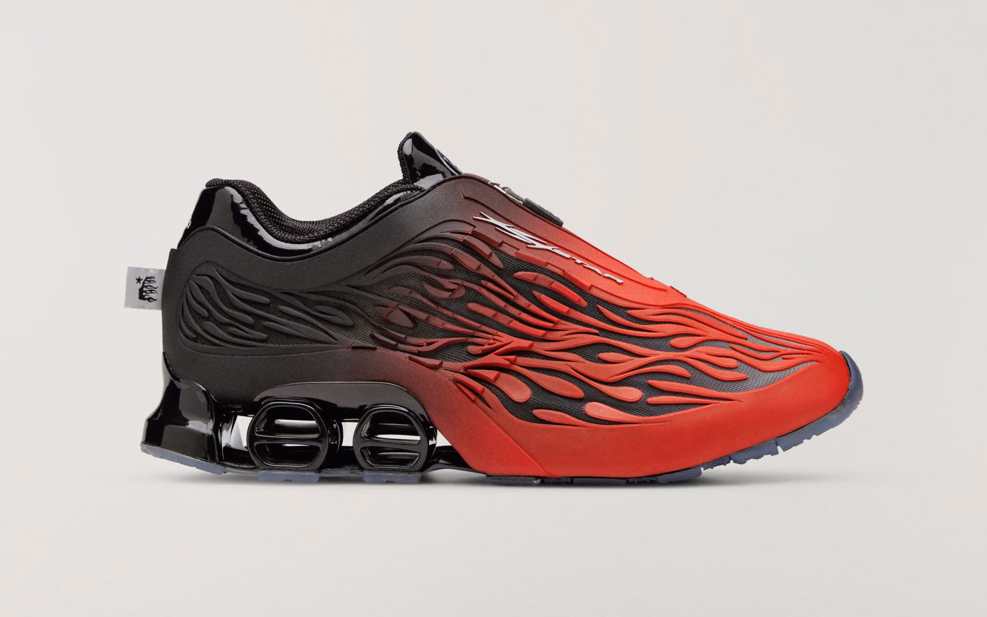 HELLSTAR x ADIDAS MEGARIDE S2 « BRED » : LES FLAMMES ENVAHISSENT LA SILHOUETTE Y2K