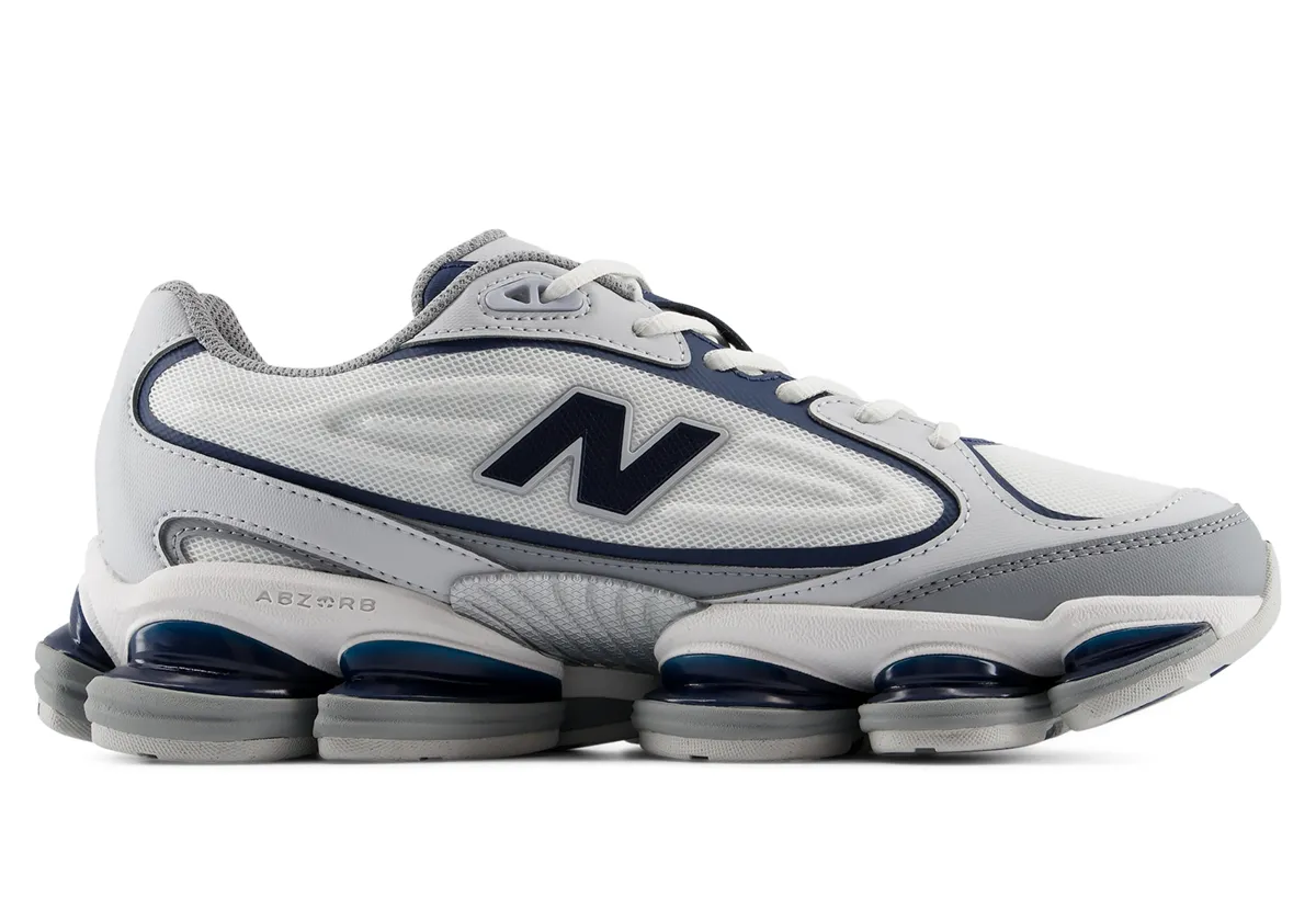 New Balance 2000 « White/Navy » : la sneaker futuriste renoue avec l’esthétique « dad shoe »