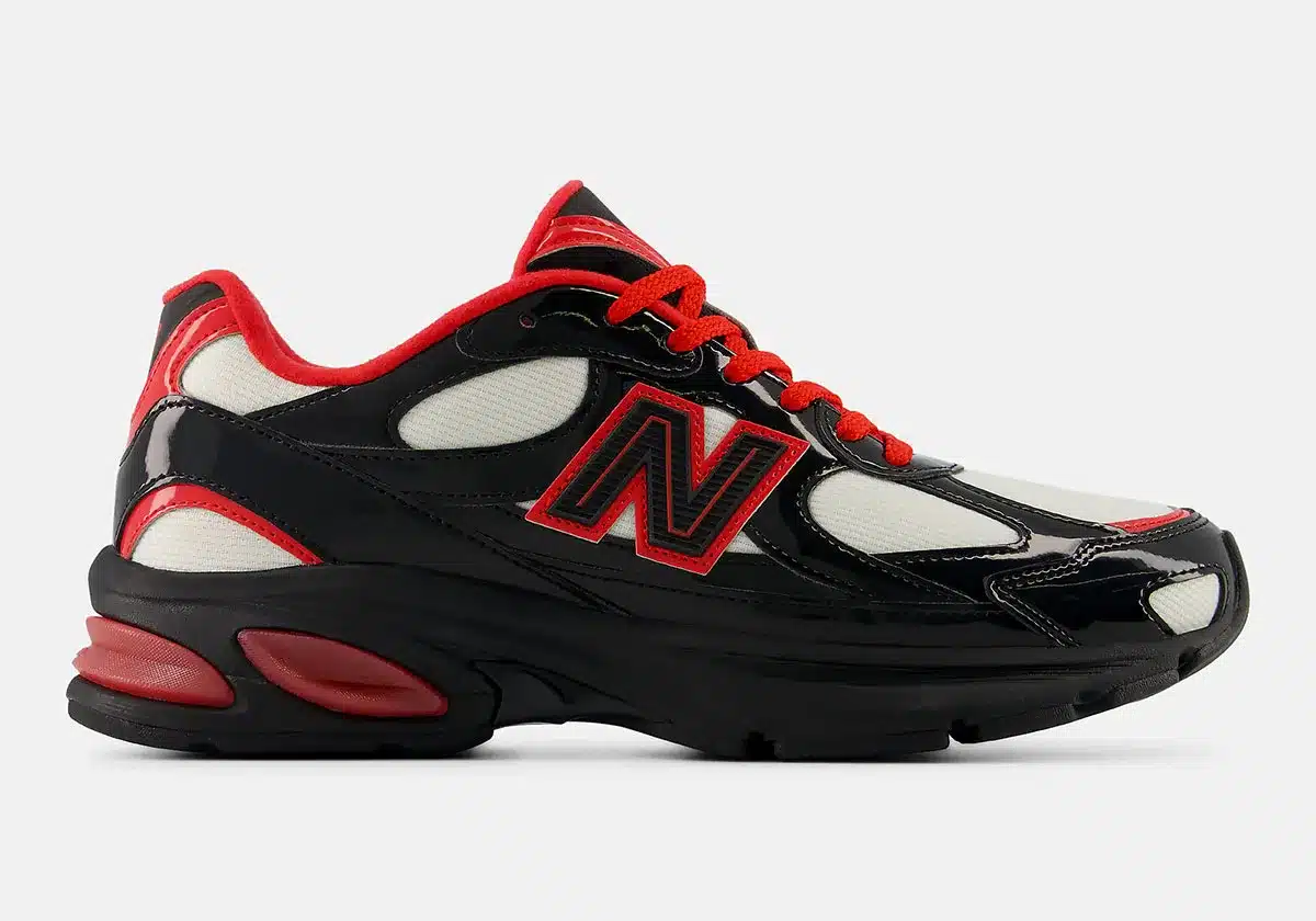 New Balance 2010 « Firecracker » : le cuir verni noir s’embrase de rouge