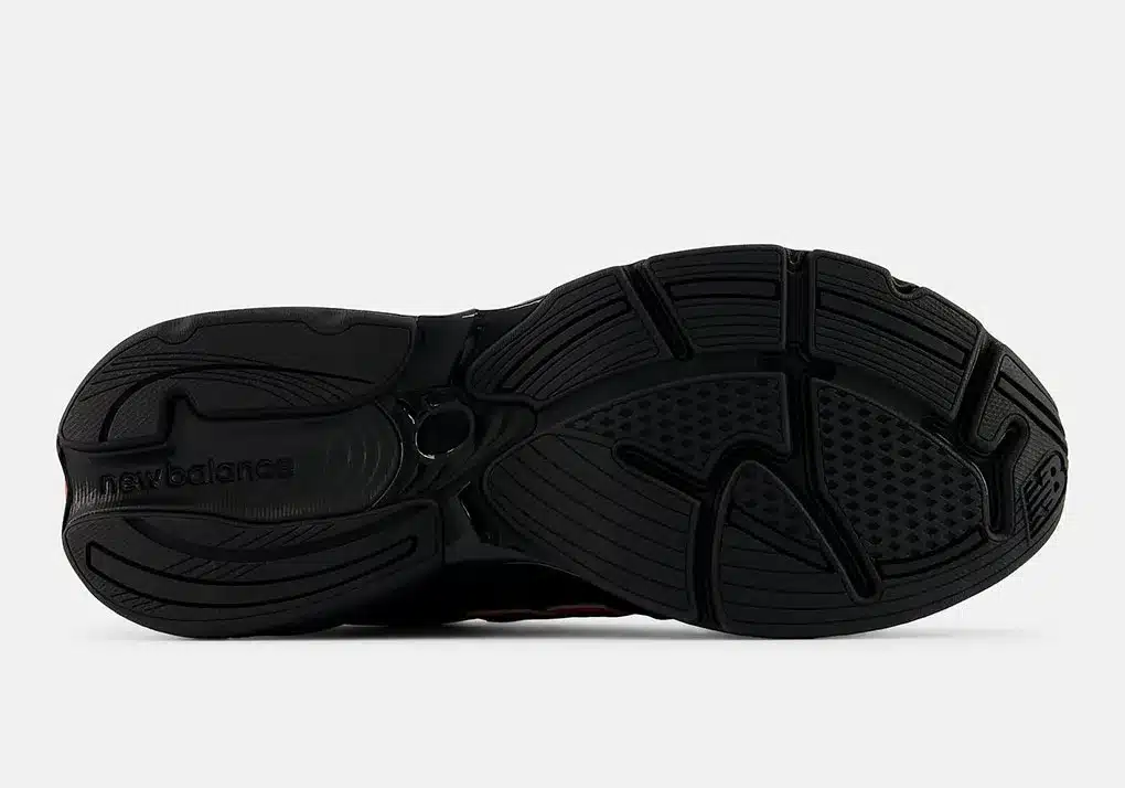 New Balance 2010 « Firecracker » : le cuir verni noir s’embrase de rouge, photo 1