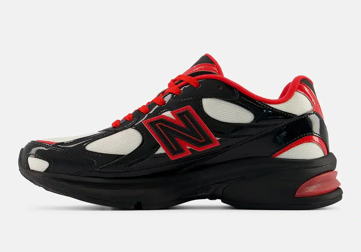 New Balance 2010 « Firecracker » : le cuir verni noir s’embrase de rouge, photo 3
