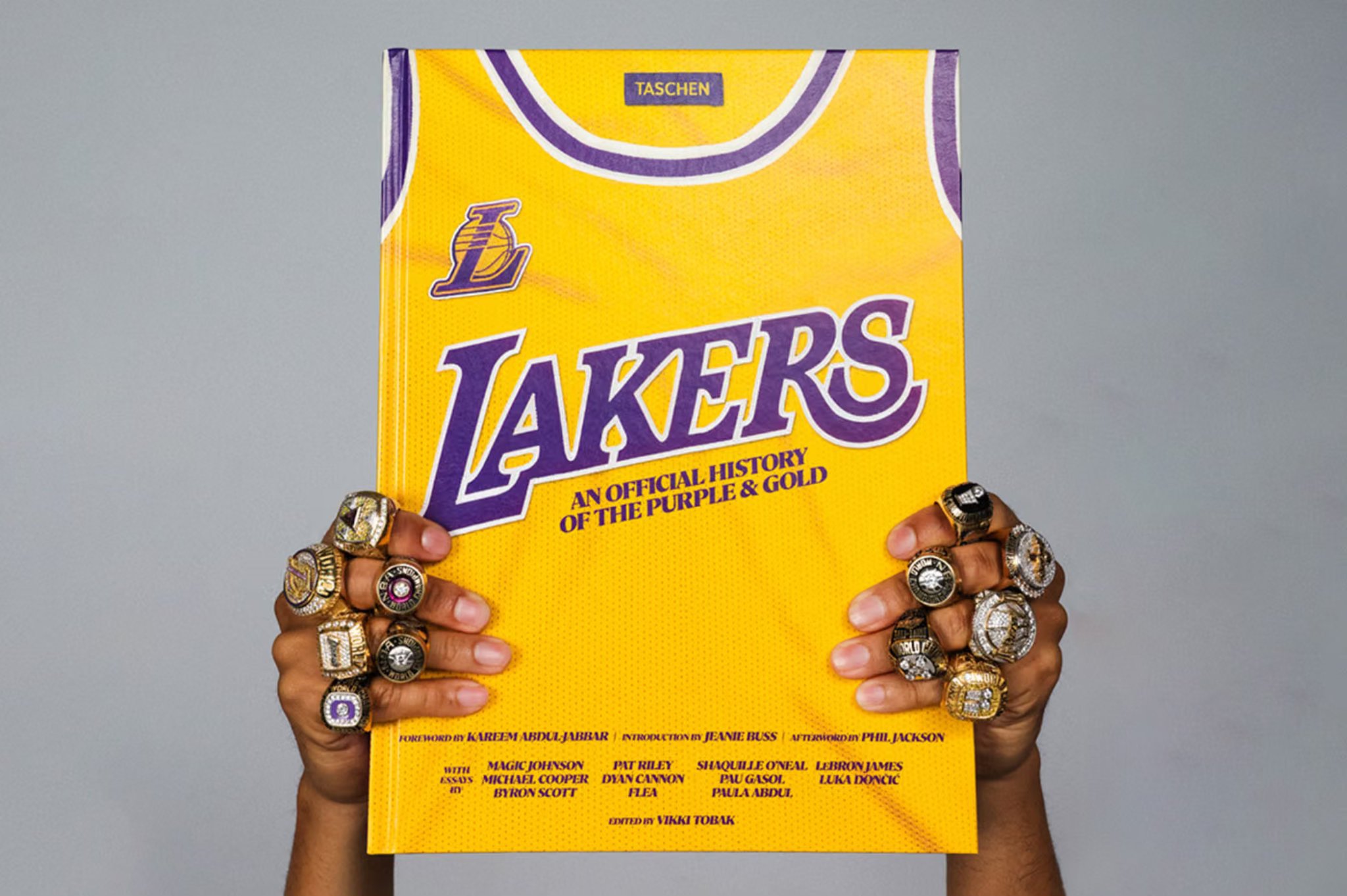 « LAKERS: AN OFFICIAL HISTORY OF THE PURPLE & GOLD » : 528 PAGES POUR RACONTER LA LÉGENDE DES LOS ANGELES LAKERS