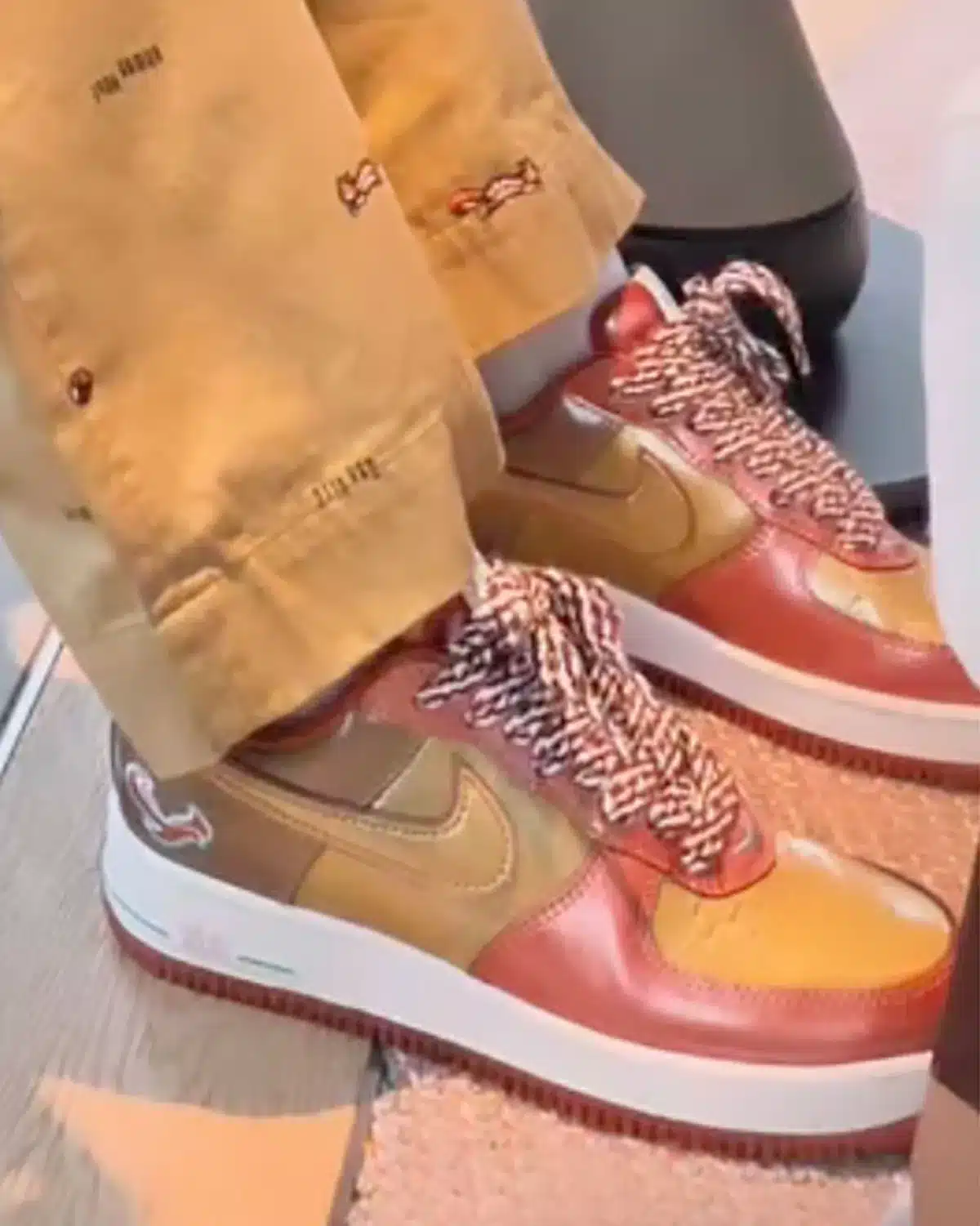NIGO x J-HOPE x NIKE AIR FORCE 1 ’01 « BURNT SUNRISE » : UNE COLLABORATION À TROIS SE DÉVOILE À TOKYO, photo 2