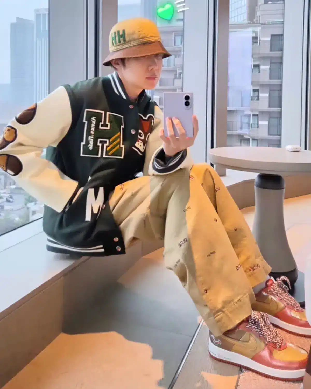 NIGO x J-HOPE x NIKE AIR FORCE 1 ’01 « BURNT SUNRISE » : UNE COLLABORATION À TROIS SE DÉVOILE À TOKYO, photo 3