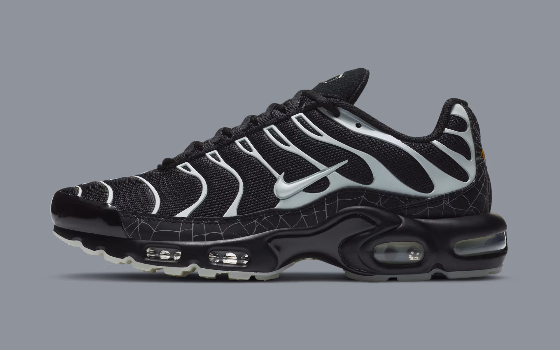 NIKE AIR MAX PLUS « SPIDER WEB » : LE COLORIS HALLOWEEN DE 2020 FAIT SON RETOUR EN 2026