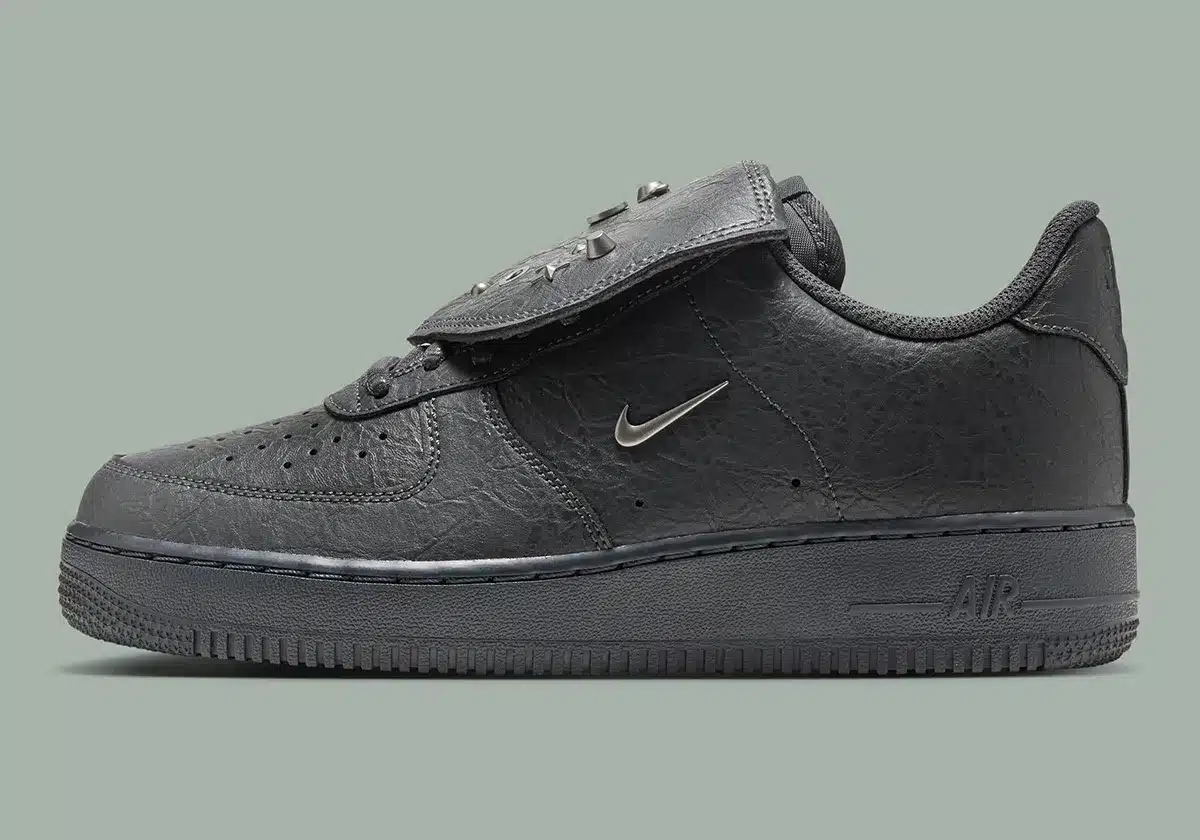 NIKE AIR FORCE 1 LOW « CHARMS » : BIJOUX, PERLES ET LANGUETTE XXL POUR UNE VERSION « ANTHRACITE »