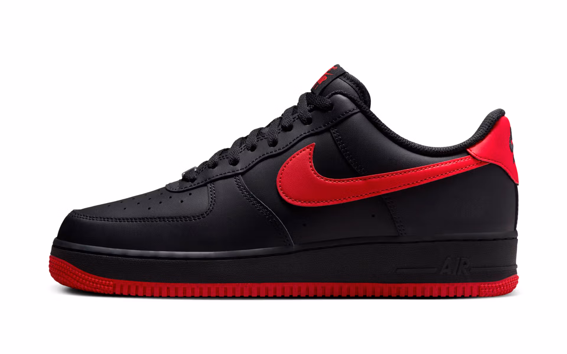 Nike Air Force 1 Low « Bred » : le classique noir et rouge fait son retour pour les fêtes