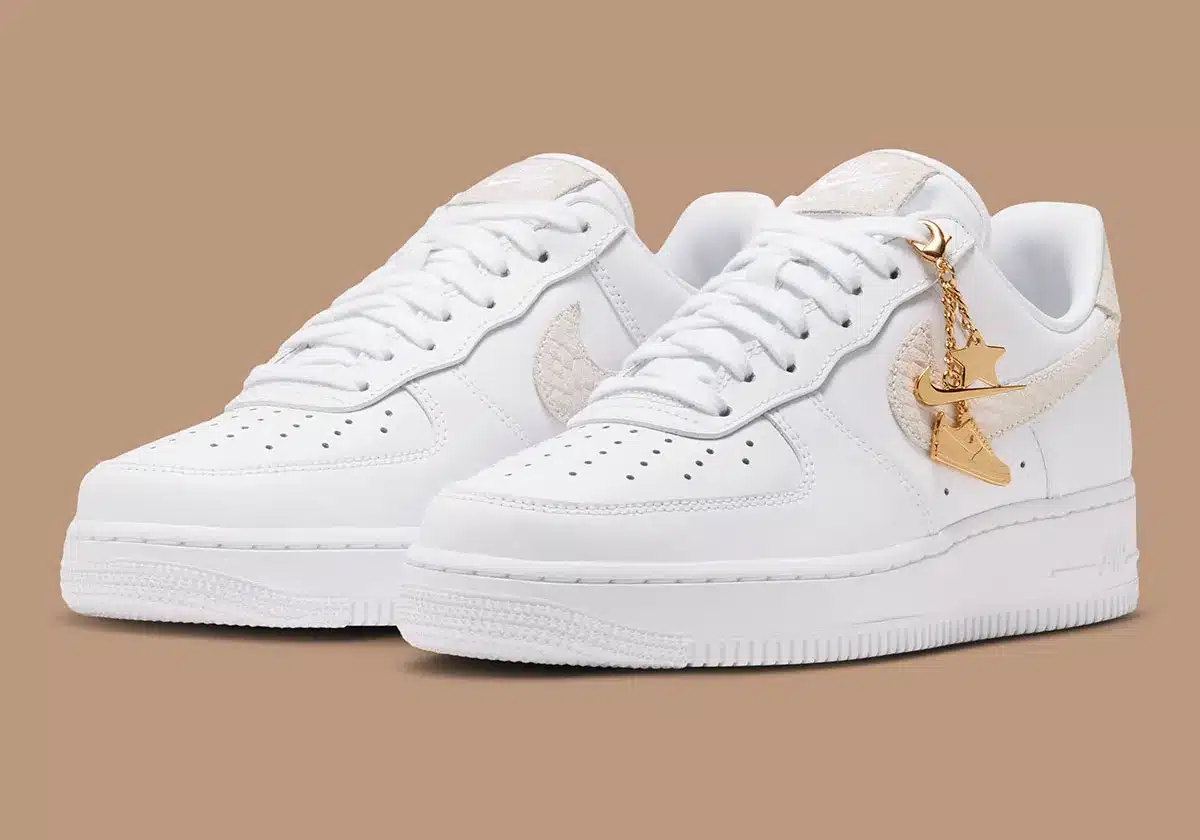 Nike revisite la Air Force 1 blanche avec un Swoosh snakeskin et des charms dorés