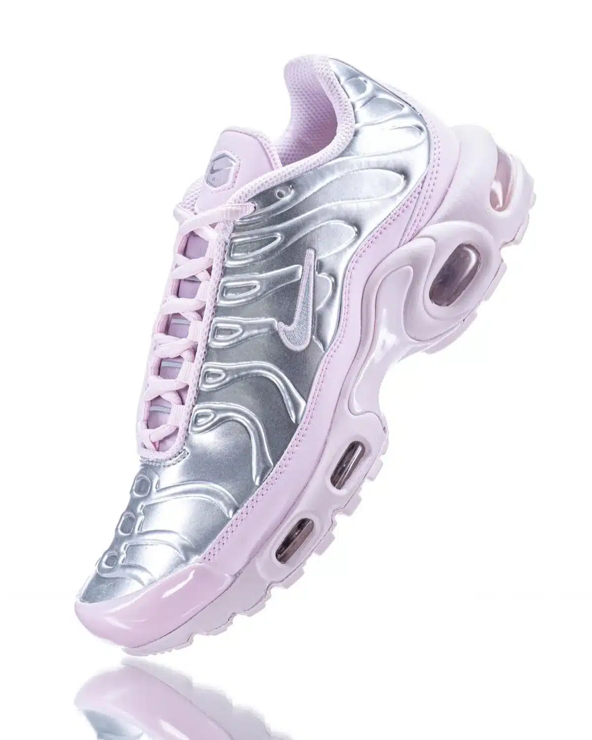 NIKE AIR MAX PLUS « METALLIC SILVER/PINK » : LA TN ADOPTE UN LOOK FUTURISTE EN ARGENT ET ROSE