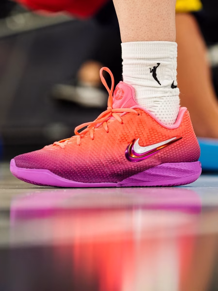 NIKE CAITLIN 1 « BERRY FADE » : CAITLIN CLARK DÉVOILE UN NOUVEAU COLORIS DÉPAREILLÉ POUR 2027, photo 2