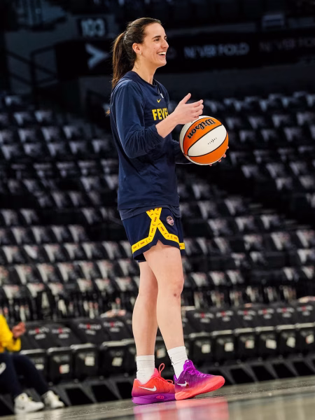 NIKE CAITLIN 1 « BERRY FADE » : CAITLIN CLARK DÉVOILE UN NOUVEAU COLORIS DÉPAREILLÉ POUR 2027, photo 1
