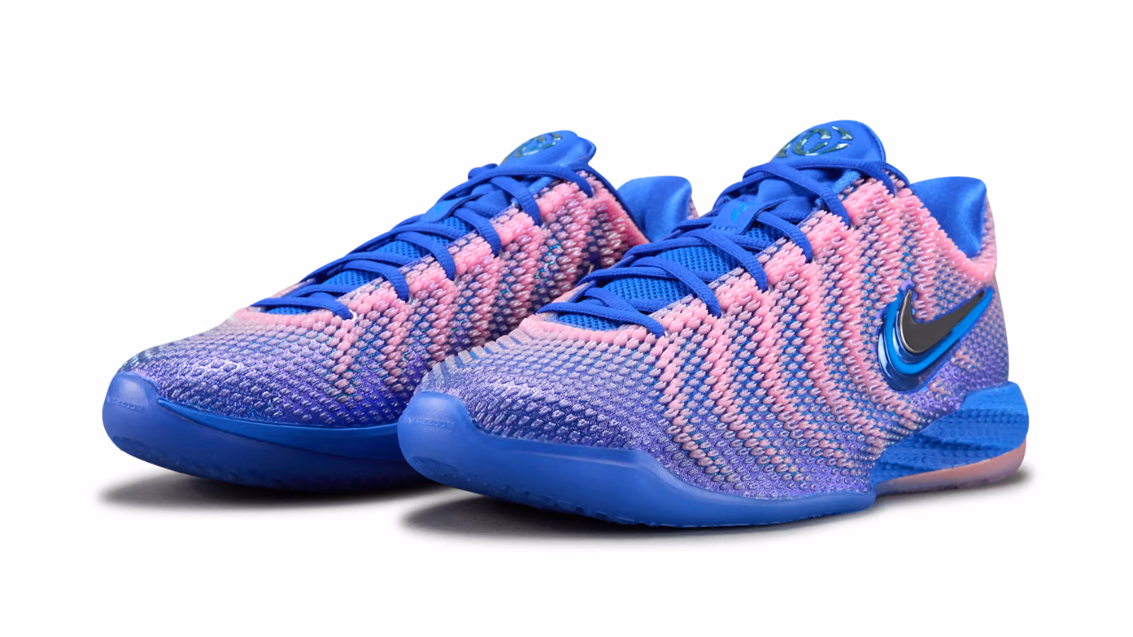 NIKE CAITLIN 1 « RACER BLUE PINK » : UN DÉGRADÉ ÉLECTRIQUE POUR LA SIGNATURE SHOE DE CAITLIN CLARK