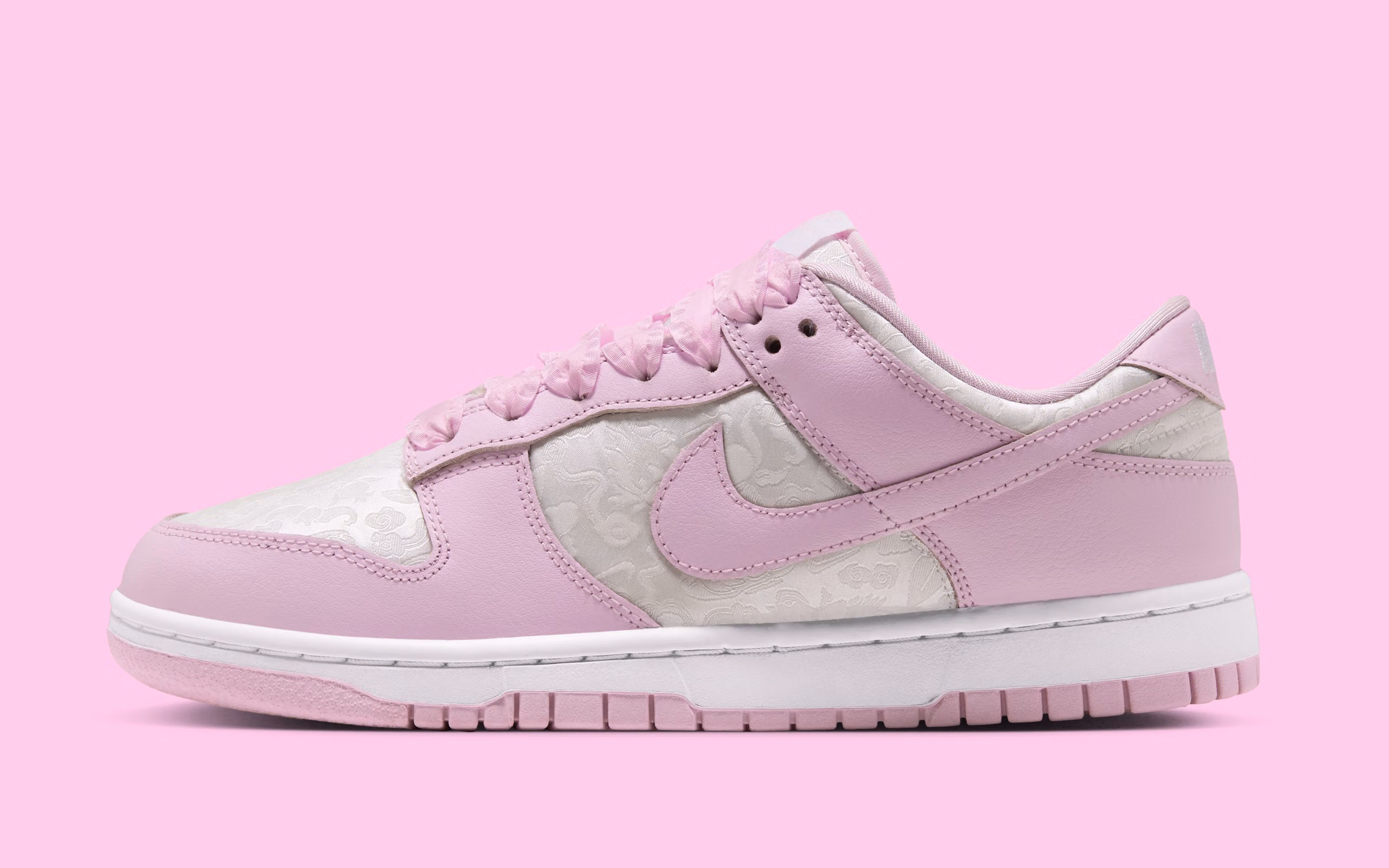 Nike Dunk Low « Pink Foam » : fleurs en jacquard et lacets à volants pour une version ultra-féminine