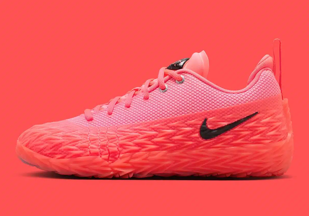 NIKE ST CHARGE « PUNCH RED » : LA NOUVELLE CHAUSSURE BASKETBALL MISE SUR LA ROBUSTESSE ET UN ROUGE ÉCLATANT