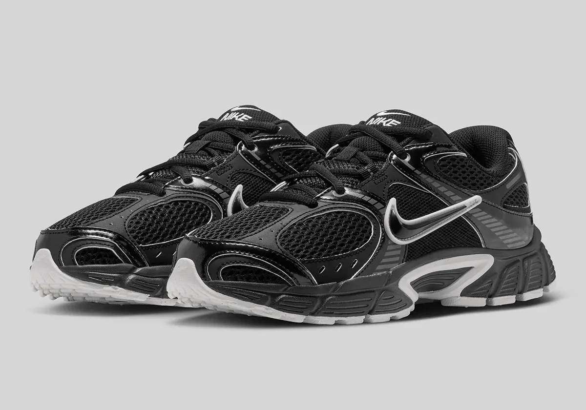 Nike V5 RNR « Black » : la tech runner à 95 dollars joue la carte du total look noir