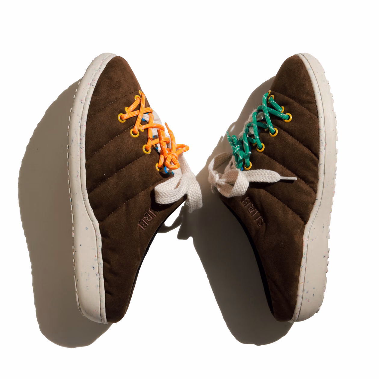 PLATEAU STUDIO x SUBU : LE SLIPPER D’HIVER JAPONAIS SE TRANSFORME EN CHAUSSURE À LACETS