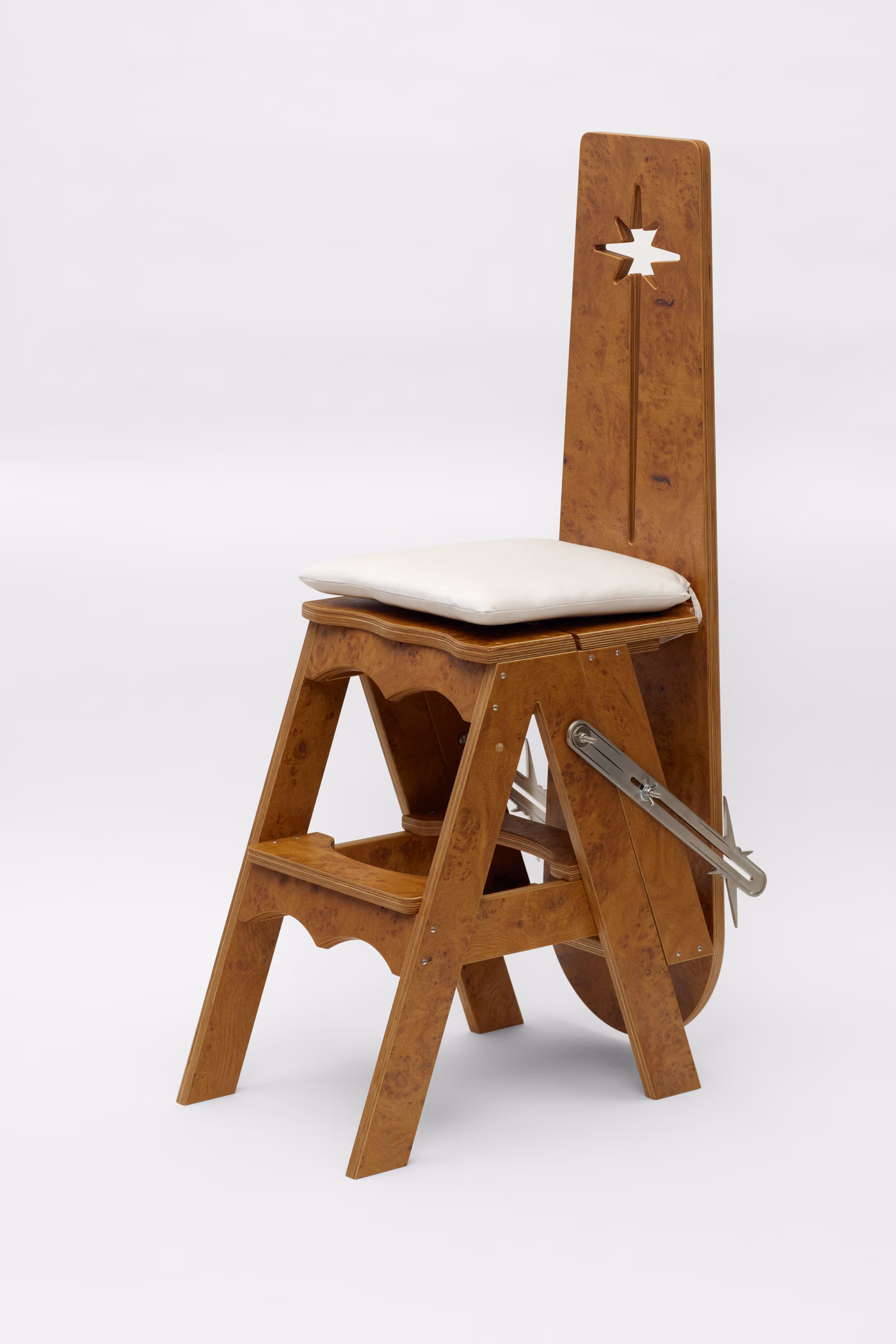 Basic.Space investit Christie’s Beverly Hills avec « 50 Chairs », entre icônes du design et créations contemporaines