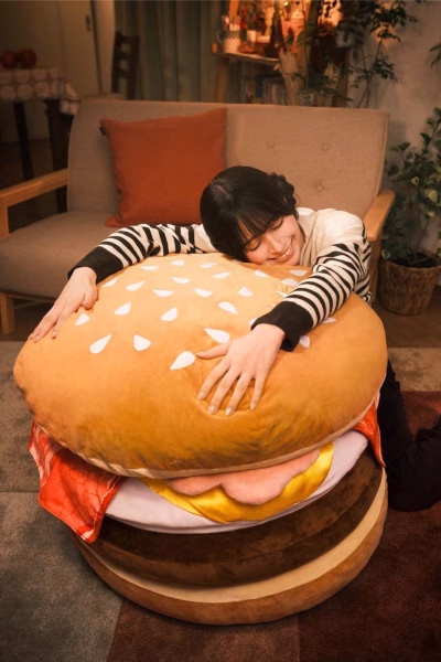 McDonald’s Japan célèbre les 35 ans du Tsukimi Burger avec une peluche géante de 70 cm, photo 1