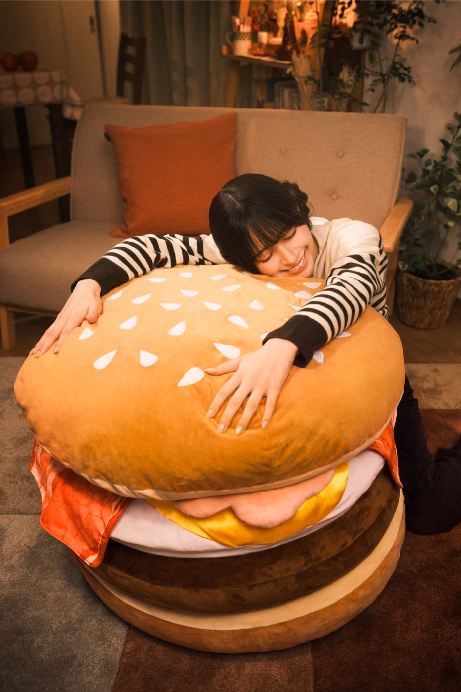 McDonald’s Japan célèbre les 35 ans du Tsukimi Burger avec une peluche géante de 70 cm
